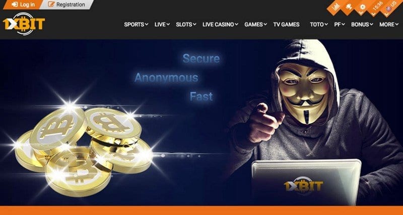 En person i en hettegenser og en fyrfawkes-maske sitter bak en bærbar datamaskin, med bitcoin-symboler og 1xBit-nettstedets logo.