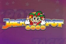 Fargerik logo for "Jackpot 6000 gratis" med en smilende narrfigur.