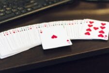 Spillekort som illustrerer regjeringens forslag om nettpoker hos Norsk Tipping