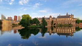 Bygninger og vann i Haag i Nederland